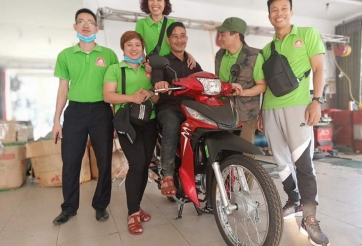 Người đàn ông 'em chỉ xin đi nhờ xe thôi' được tặng xe máy