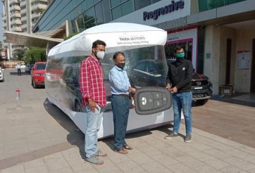 Ô tô đựng trong 'bong bóng an toàn' để giao khách hàng tại Ấn Độ