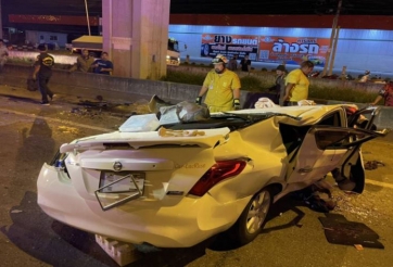 Thái Lan: Ô tô rơi từ độ cao 30m, 'méo mó như ép dẻo'