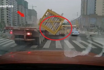 Video: Dừng đèn đỏ, ô tô cạnh ngay 'tử thần' mà không biết