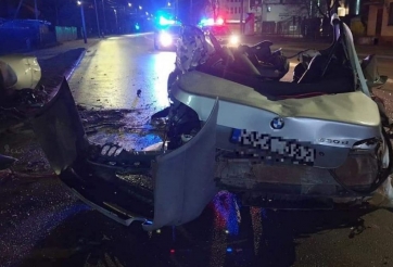 Video: Ô tô 'bỏ chạy', lao trúng cột điện gãy thành đôi