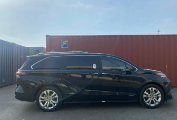 Chiếc Toyota Sienna 2021 đầu tiên về nước đã lập tức có chủ