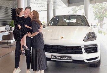 Vợ chồng 'gia đình Cam Cam' tậu xế sang bạc tỷ chơi Tết