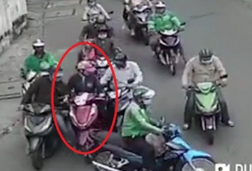 VIDEO: 15 tên cướp 'bao vây' người phụ nữ ngay trên phố SG
