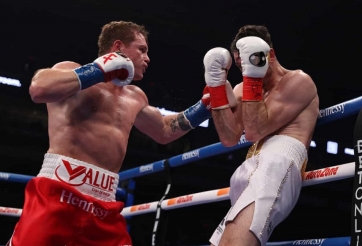 Canelo Alvarez trở lại, đánh bại đối thủ cao hơn cả cái đầu