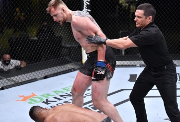 Alexander Volkov chôn vùi giấc mơ trở lại của Alistair Overeem