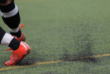 Làm thế nào để chọn giày đá bóng sân cỏ nhân tạo?