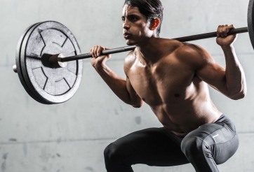 Squat ít nhất 1 lần/tuần sẽ giúp bạn đá bóng tốt hơn