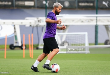 Sergio Aguero bị bắt gặp luyện tập với giày lạ