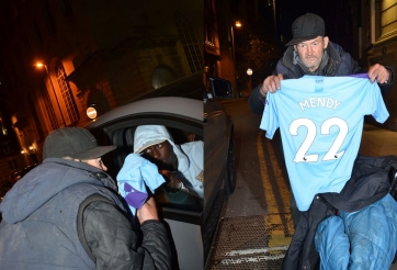 Sao Man City bất ngờ tặng áo đấu cho người vô gia cư