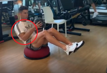 CR7 gây bão vì mặc áo Nike nhưng lại có 3 sọc của Adidas