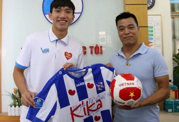 Văn Hậu giao lưu, tặng áo cho người hâm mộ SC Heerenveen tại Việt Nam