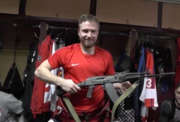 Đội Khúc Quân Cầu Nga tặng AK-47 cho cầu thủ chơi hay nhất