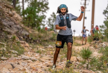 Chàng trai chạy hơn 600 km rồi tiếp tục thi chạy 160 km gây sốt tại Mỹ