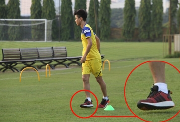 Phan Văn Đức mang giày 'lạ' trên sân tập tập cùng ĐTQG Việt Nam