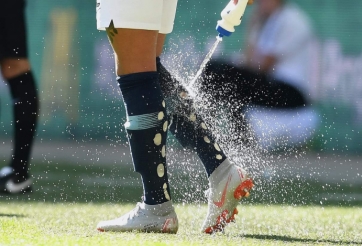 Tại sao nhiều cầu thủ lại đục lỗ trên tất như Kyle Walker của Man City