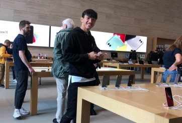 Văn Hậu tranh thủ ngày nghỉ để mua thêm Sneaker và Iphone 11