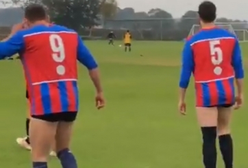 VIDEO: Hài hước đội bóng ra sân đấu mà không mặc quần