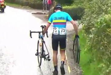 VIDEO: Cua-rơ bật khóc giữa đường vì thủng xăm nhưng không ai giúp 