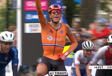 VIDEO: Cua-rơ bị tước chức vô định vì đạp xe 'núp gió ô tô'