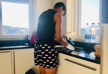 Văn Hậu 'trổ tài rửa bát' sau khi nhận nhà mới