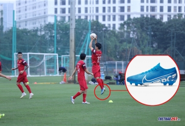 Công Phượng đi giày 'xịn' nhất đội trong buổi tập