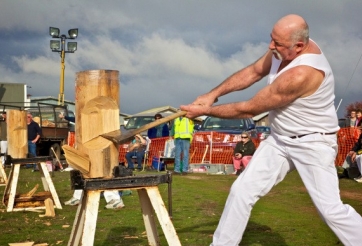 Độc đáo môn thể thao chặt gỗ cực tốn thể lực