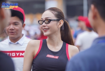 Diễn viên Minh Hằng mặc đồ thể thao, đi sneaker chạy bền 5 km