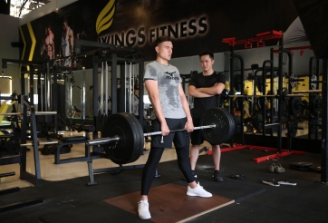 VIDEO: Văn Hậu và Văn Lâm chống đẩy, tập phục hồi ở bể bơi