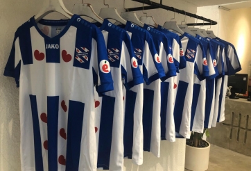 Người hâm mộ đã có thể mua đồ lưu niệm của SC Heerenveen tại Việt Nam