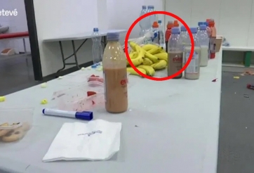 Phòng thay đồ 'ngập rác' tiết lộ chế độ dinh dưỡng cầu thủ của Barca