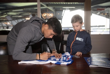 Văn Hậu hào hứng ký tặng áo đấu cùng người hâm mộ Hà Lan