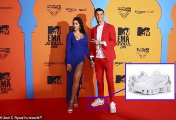 Ronaldo diện Nike Shox TL lịch lãm cùng bạn gái trên thảm đỏ