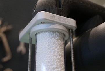 Adidas chơi trội, mang giày BOOST ra vũ trụ thử nghiệm