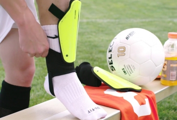 6 món đồ nên có khi đá bóng sân cỏ nhân tạo