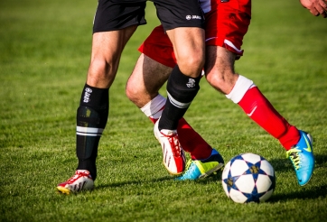 Tại sao các cầu thủ đá bóng luôn đi tất cao?