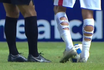 Giải mã đôi tất rách của cầu thủ U23 Jordan