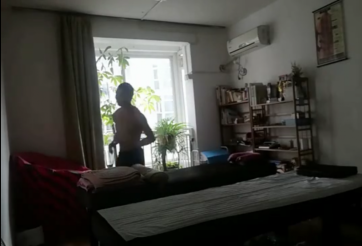 Người Trung Quốc chạy Marathon quanh giường vì dịch Corona