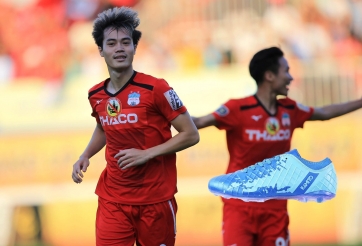 Xem giày đinh Văn Toàn tặng 30 'đàn em' tại học viện HAGL