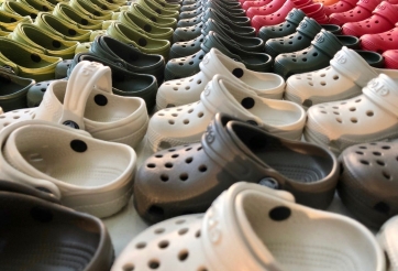 Crocs tặng 10.000 đôi dép mỗi ngày giúp chống dịch Covid-19