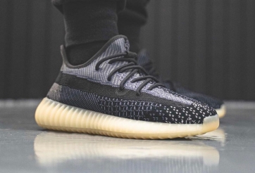 Trên chân Adidas Yeezy Boost V2 'Asriel' và 'Israfil'