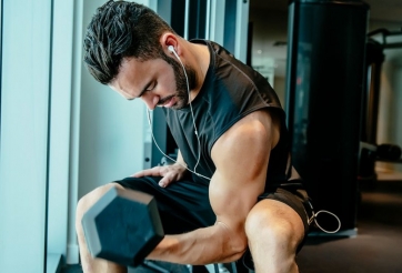 Tập tay trước và sau hiệu quả tại nhà với thiết bị hạn chế