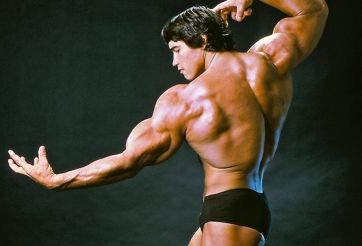 Tập bắp tay trước như những huyền thoại thể hình