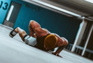 Tạo cơ ngực và 6 múi cực nét với bài tập tạ đơn tại nhà