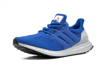 Adidas trình làng UltraBOOST DNA 5.0 NASA lạ mắt