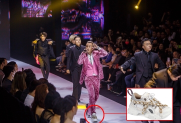 Binz mang sneaker 'cọc cạch' hơn 30 triệu lên sân khấu 