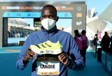 VĐV mang siêu giày Adidas phá sâu kỷ lục thế giới