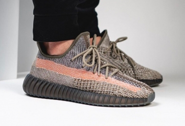 Trên chân Adidas YEEZY BOOST 350 V2 Ash Stone