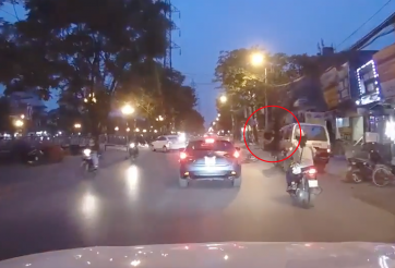 Mở cửa bất cẩn, tài xế gây hoạ cho 2 thanh niên 