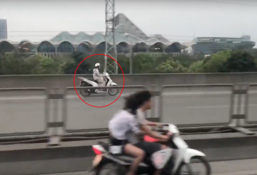 Nhiều người đi xe máy trên đường vành đai 3 trên cao